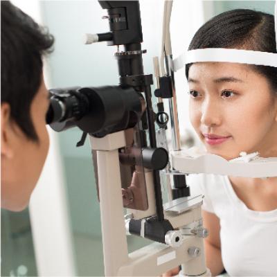  Una persona recibe un examen de ojos.
