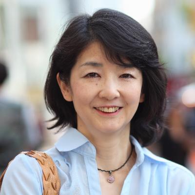 Una mujer de 40 a 50 años de edad.