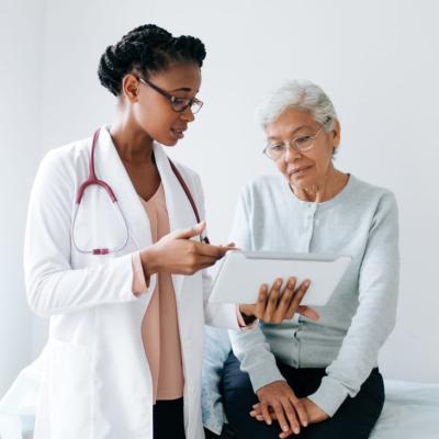 Una doctora habla con una paciente sobre una enfermedad de los ojos.