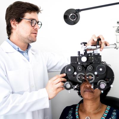 Una mujer recibe un examen ocular.