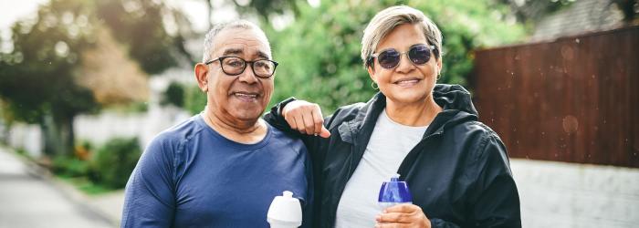 Dos adultos mayores con anteojos.