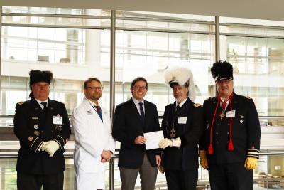 Robert Hufnagel, M.D., Ph.D. receiving his award