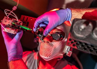Head-mounted robotic device for eye surgery.