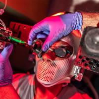 Head-mounted robotic device for eye surgery.