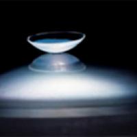 An experimental contact lens design releases a glaucoma medicine at a steady rate for up to a month. Credit: Peter Mallen, Massachusetts Eye and Ear Laboratory/Kohane Laboratory, Boston Children's Hospital.